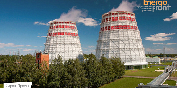 Two white cooling towers with a red stripe and steam against a blue sky (Nizhnekamsk Thermal Power Plant)